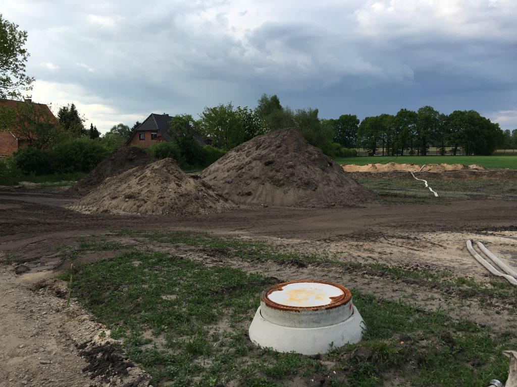 Erdhaufen auf dem Grundstück