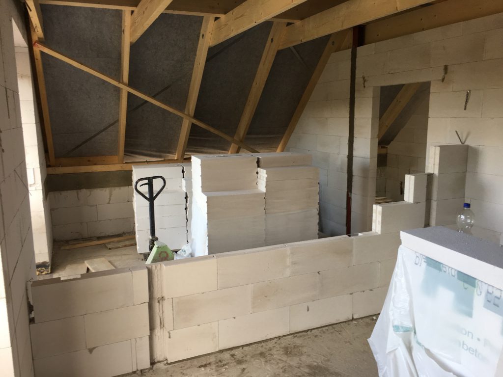 Blick vom Schlafzimmer ins Bad