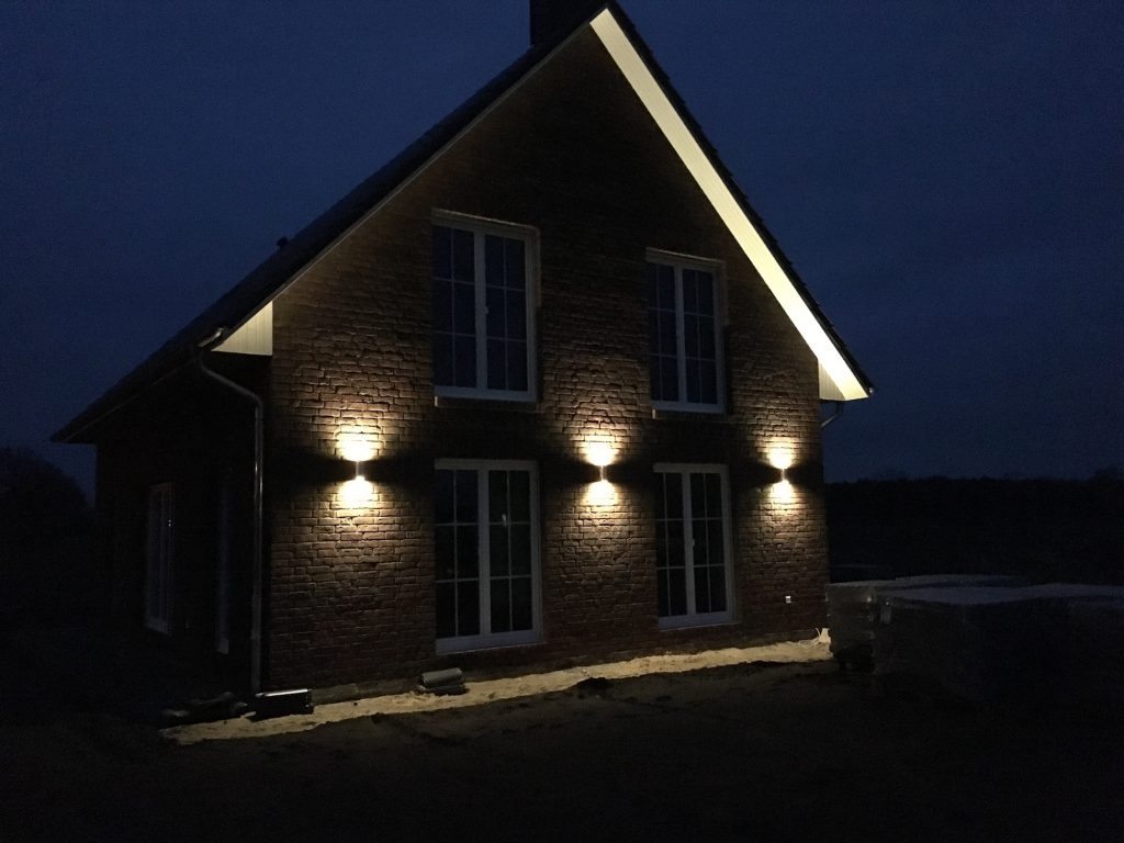 Das Haus ist beleuchtet