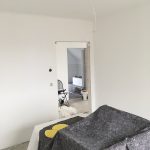 Blick aus dem Büro ins Bad