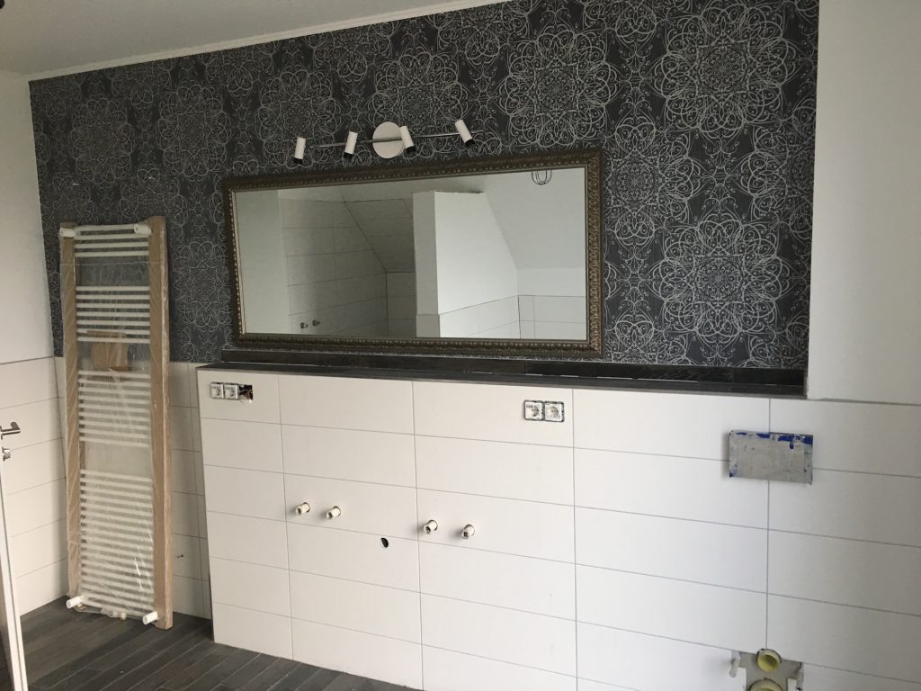 Die fertige Badezimmerwand