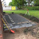 Gehwegplatten legen