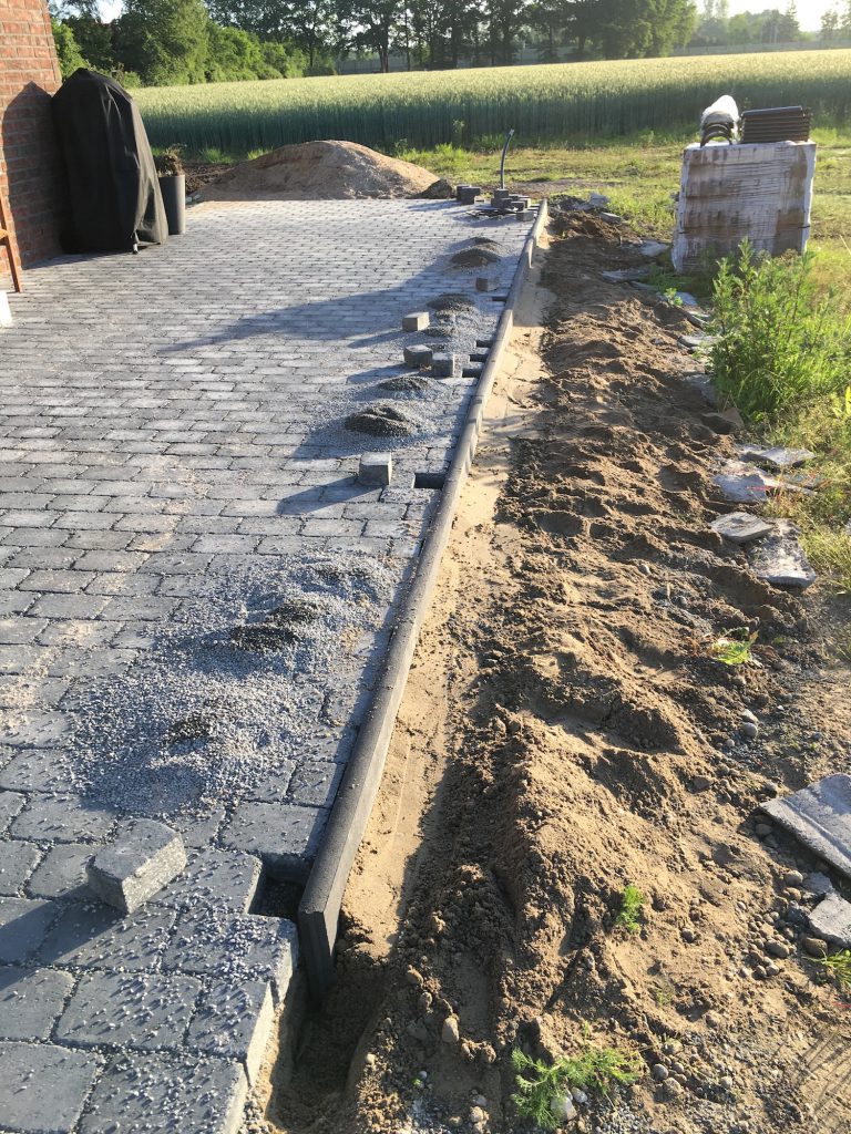 Neue Randsteine fast fertig